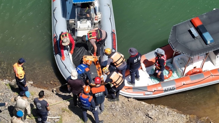 Artvin’de Trafik Kazası Sonrası Aranan İki Vatandaş, Deriner Barajı’nda Bulundu